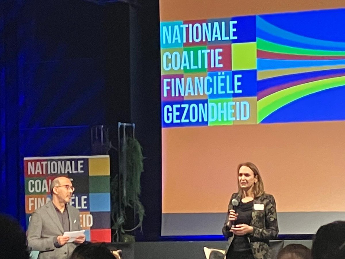 Nationale Coalitie Financiële Gezondheid bestaat een jaar! #Banken zijn vanaf het begin betrokken. Directielid Annemein Kolk van <a href="/bankensector/">NVB</a> ging op podium in gesprek met <a href="/Sadik_Harchaoui/">Sadik Harchaoui</a> van <a href="/schuldenlab/">SchuldenlabNL</a> over de rol van banken. “Banken kunnen miljoenen huishoudens bereiken.”