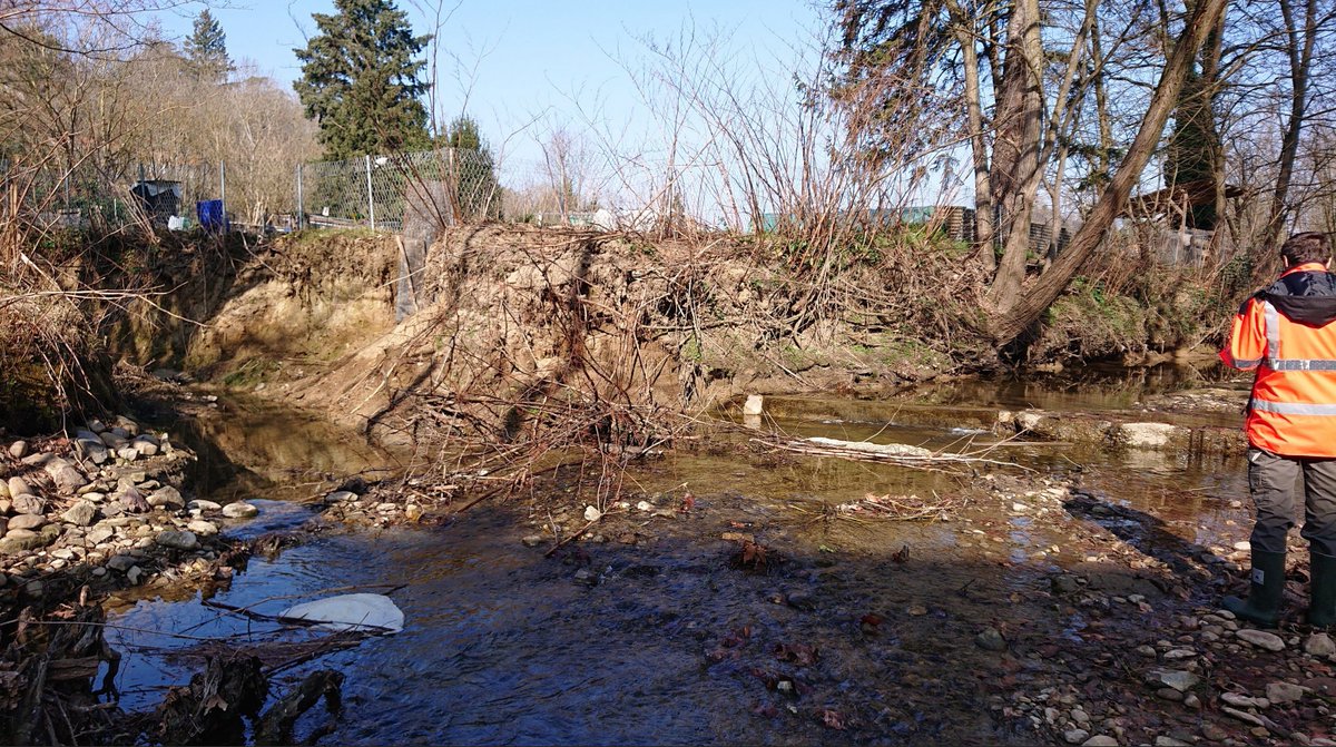 Réparation près du seuil de Taffignon - Depuis, la pente naturelle de l’Yzeron s’est reconstituée en amont provoquant un enfoncement du lit de la rivière aux alentours du Vieux Pont. Cet enfoncement a mis à nu une canalisation d’eaux usées, formant un nouveau seuil de 50 de cm.😯