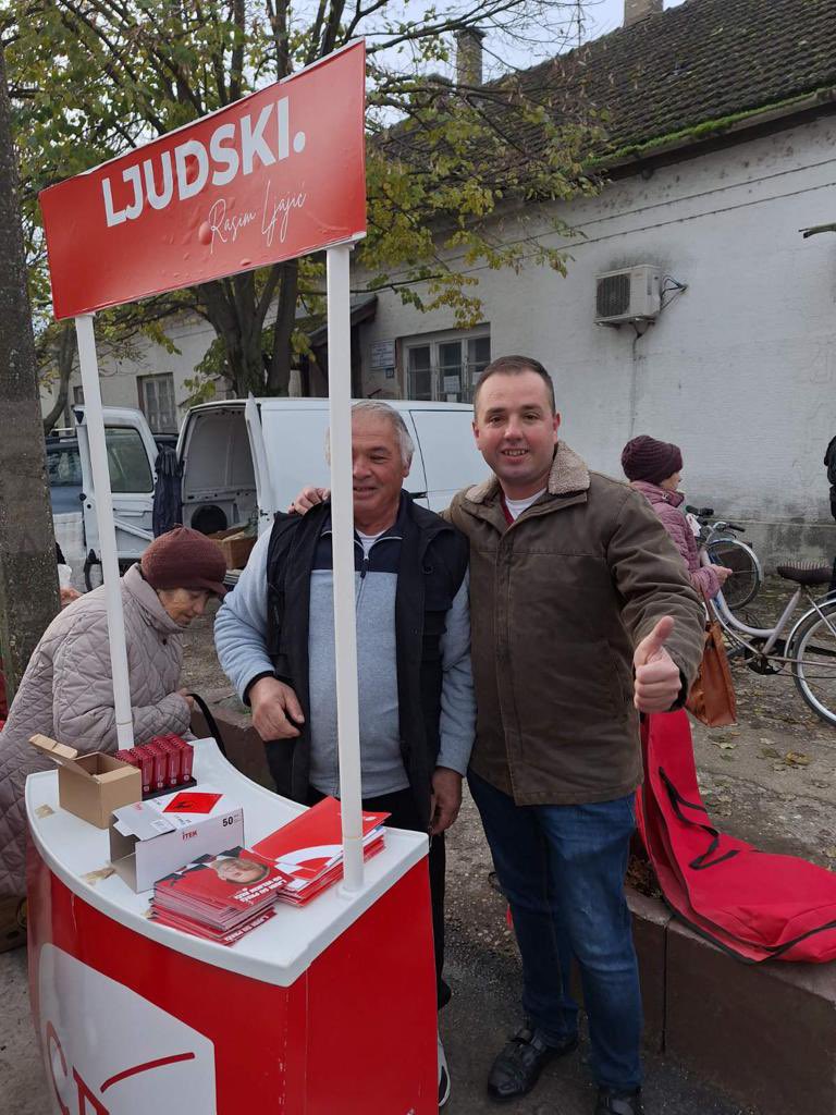 sdpsrbije's tweet photo. Danas su članovi Opštinskog odbora SDP Srbije #Bač razgovarali sa sugrađanima mesta #Vajska o programu Deset principa #SDPS-a. https://t.co/mdo0lV1ze8
