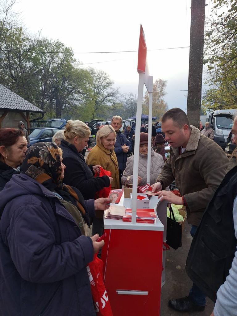 sdpsrbije's tweet photo. Danas su članovi Opštinskog odbora SDP Srbije #Bač razgovarali sa sugrađanima mesta #Vajska o programu Deset principa #SDPS-a. https://t.co/mdo0lV1ze8