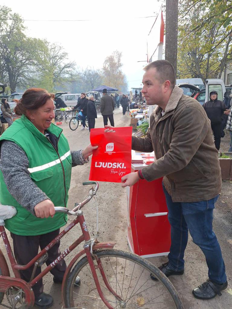 sdpsrbije's tweet photo. Danas su članovi Opštinskog odbora SDP Srbije #Bač razgovarali sa sugrađanima mesta #Vajska o programu Deset principa #SDPS-a. https://t.co/mdo0lV1ze8