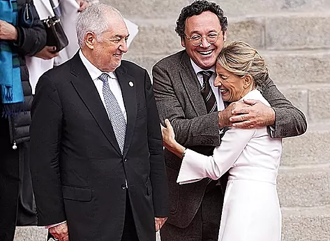 FroilLannister's tweet photo. Presidente del Constitucional, Fiscal General y Vicepresidenta del Gobierno. Vaya foto. Es tan impúdico todo... https://t.co/1j084rKXeq