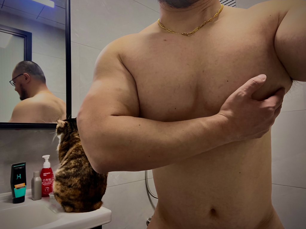 Leo (@muscularlion) on Twitter photo 