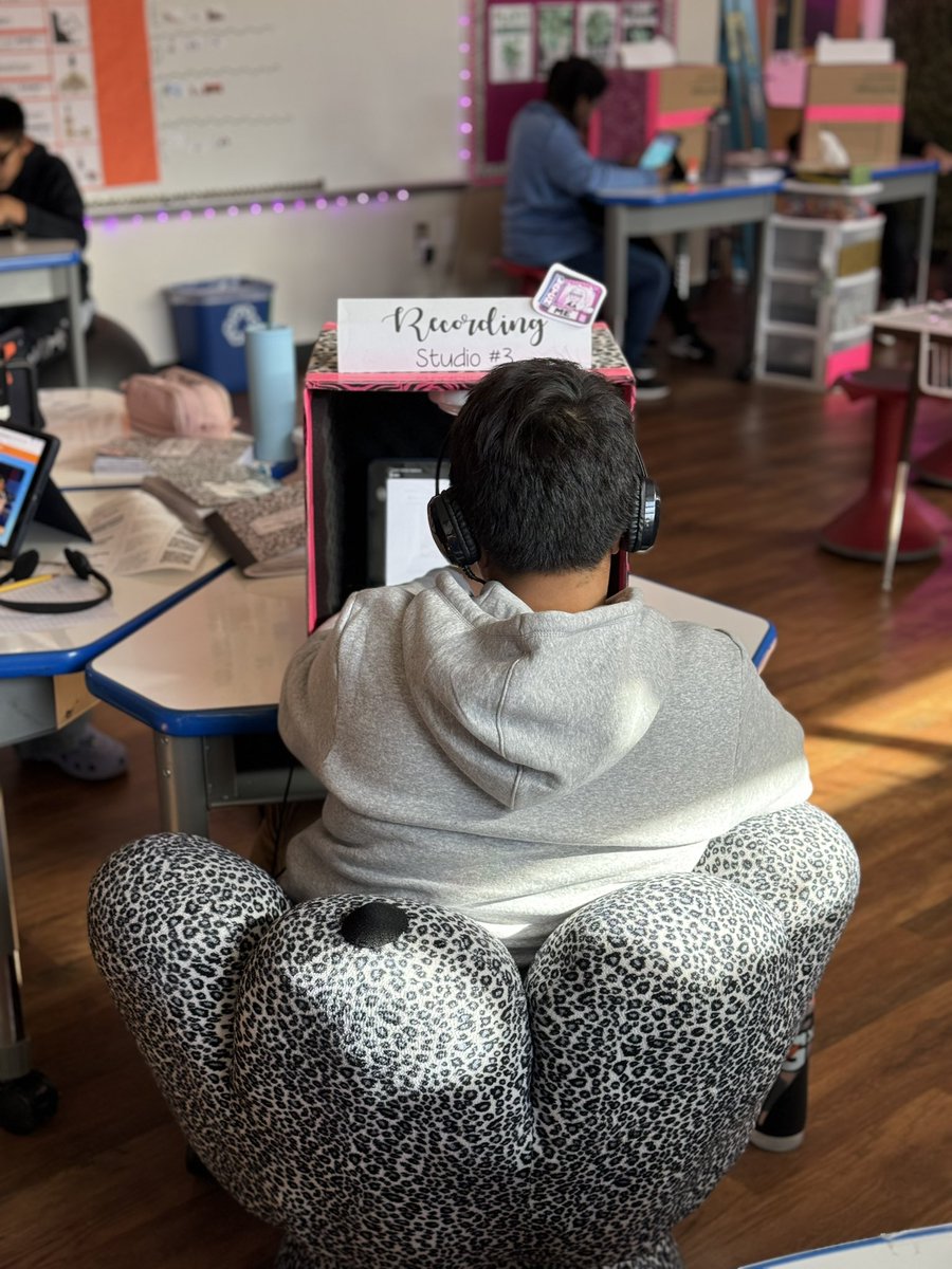 PinkSciTeacher's tweet photo. My recording studios help my English learners work on @summit_k12 with ease! @nherisd #RISDWeAreOne #edtech #teachersoftwitter #RISDInTheClassroom https://t.co/rXELHJC8za