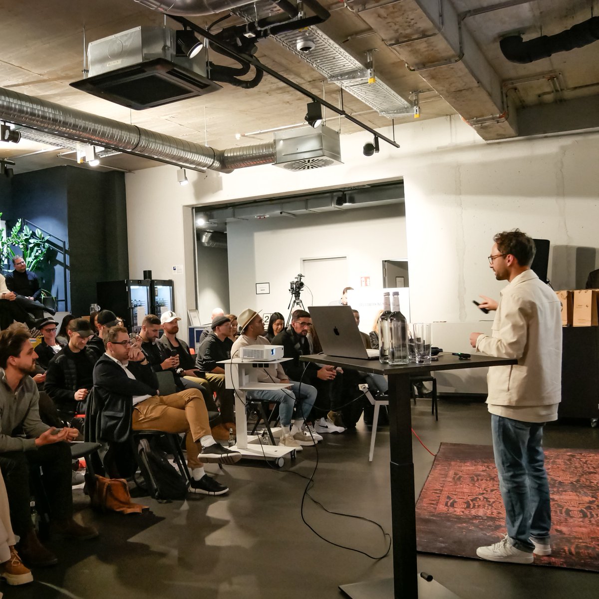 SMN_Online's tweet photo. Das Recap zur 110. #SMNSTR gestern. Vielen Dank an alle Speaker und Partner!
👉 https://t.co/HBUP1kw0HD https://t.co/IXKCZd1Zc4