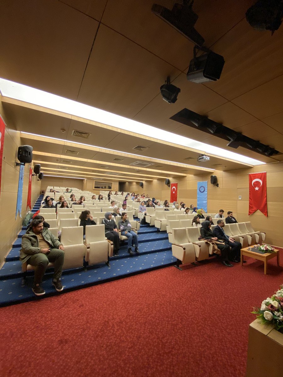GaziSohmer's tweet photo. Gazi Üniversitesi Sosyal Hizmet Çalışmaları Uygulama ve Araştırma Merkezi olarak Gazi Üniversitesi Sosyal Hizmet Topluluğu @gazisht ile ortak düzenlediğimiz "Dijital Çağda İnsanın Anlam Arayışı" konulu konferansımızı gerçekleştirdik. https://t.co/oJyjWNOOWw