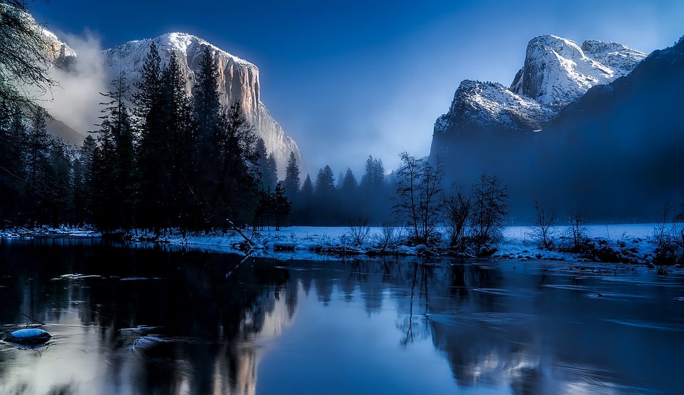 Just because the snow starts to fall it doesn't mean America's National Parks shut down. Find out which national parks are the best to visit in the winter. #NationalParks #Travel wanderlustphotosblog.com/2018/12/11/top…