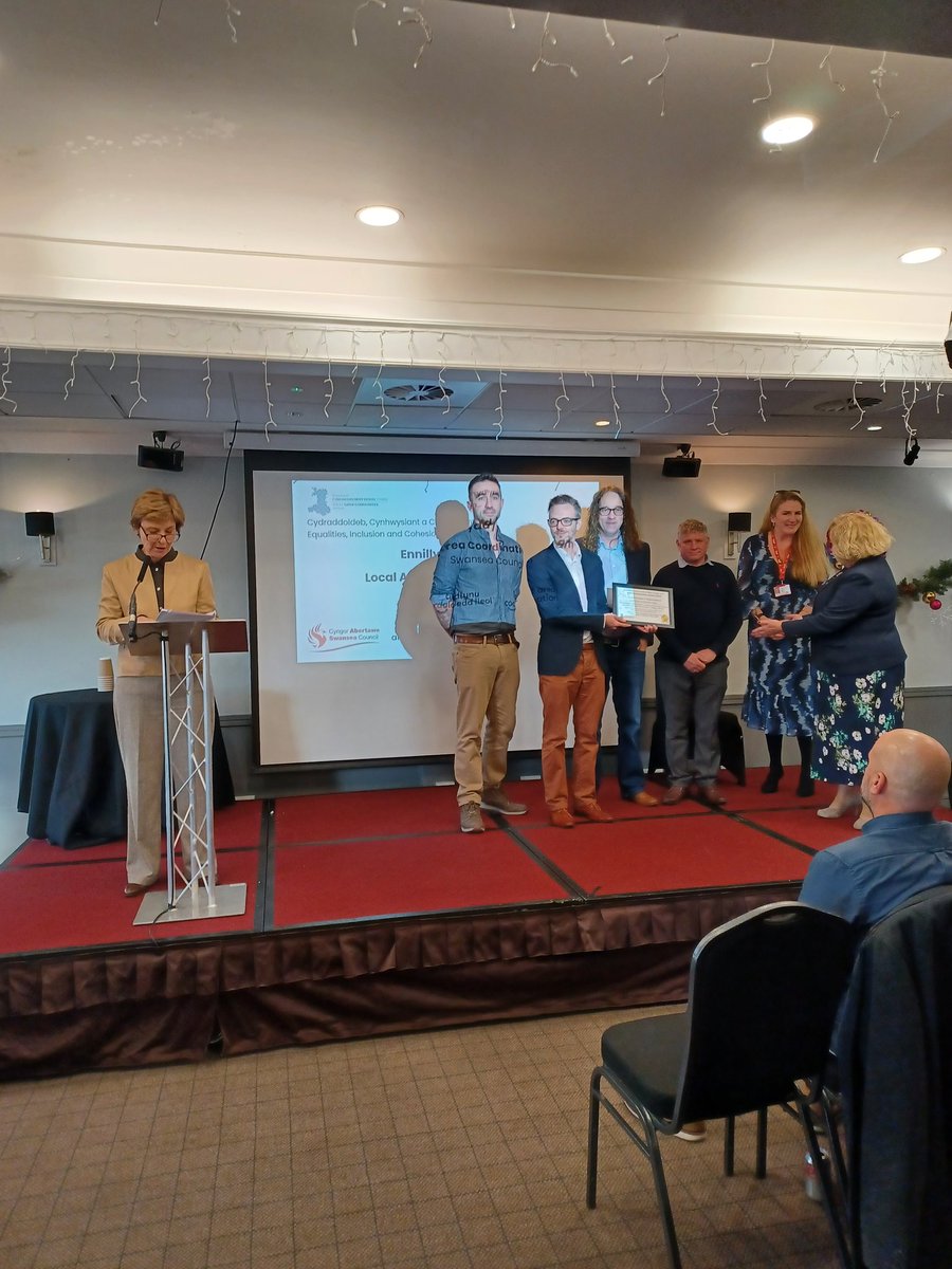 WalesSaferComms's tweet photo. Winner in the Equalities, Inclusion and Cohesion category is Local Area Coordination Team @SwanseaCouncil
#SaferCommunitiesAwards https://t.co/T4kCXGoU5Y