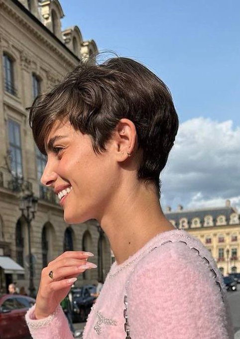 I&rsquo;m about to cut my hair short like this 🥰 https://t.co/8GKPaMf9yW