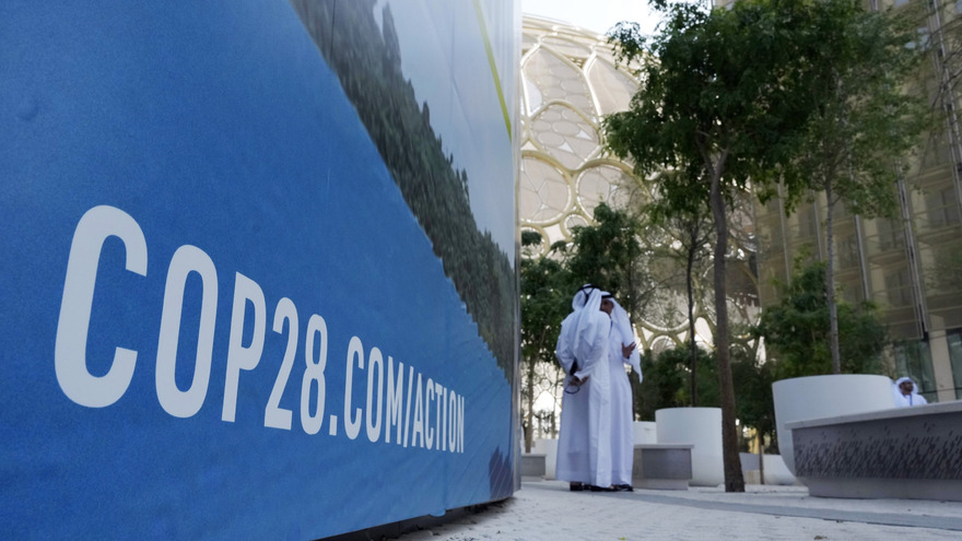 phoenix (@phoenix_de) on Twitter photo #phoenixRunde: #UN-Klimakonferenz in Dubai - wieder nur heiße Luft? <a href="/AnkePlaettner/">Anke Plättner</a> diskutiert mit <a href="/Luisamneubauer/">Luisa Neubauer</a> #fridaysforfuture | ehem. <a href="/ZDF/">ZDF</a>-Wetterexperte Gunther Tiersch | Journalist und China-Experte Shi Ming | <a href="/StefanKooths/">Stefan Kooths</a> <a href="/kielinstitute/">Kiel Institute (IfW Kiel)</a> für Weltwirtschaft 📲19:00📺21 Uhr #phoenixRunde: #UN-Klimakonferenz in Dubai - wieder nur heiße Luft? <a href="/AnkePlaettner/">Anke Plättner</a> diskutiert mit <a href="/Luisamneubauer/">Luisa Neubauer</a> #fridaysforfuture | ehem. <a href="/ZDF/">ZDF</a>-Wetterexperte Gunther Tiersch | Journalist und China-Experte Shi Ming | <a href="/StefanKooths/">Stefan Kooths</a> <a href="/kielinstitute/">Kiel Institute (IfW Kiel)</a> für Weltwirtschaft 📲19:00📺21 Uhr