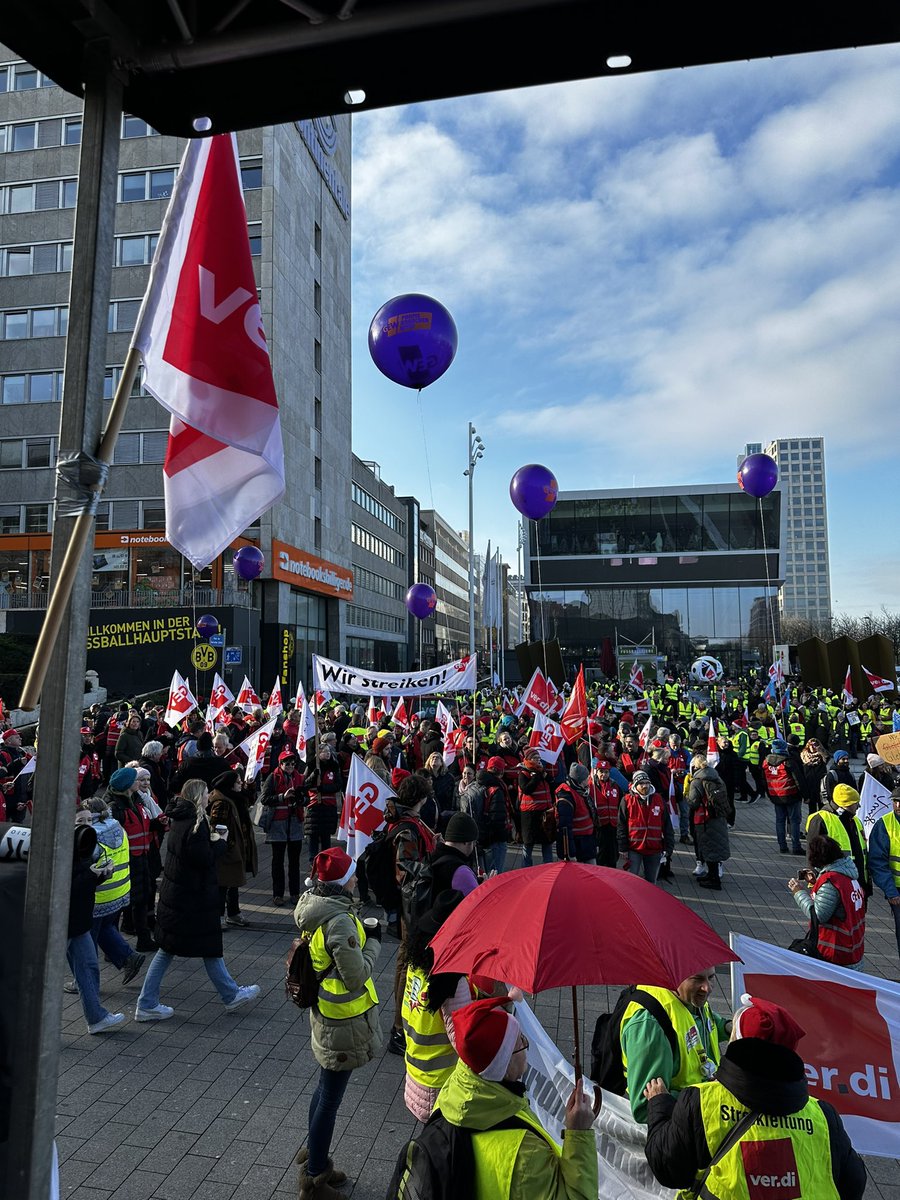 Heute beim Warnstreik der @GEW_NRW in Dortmund.
#Profisbrauchenmehr #TVL