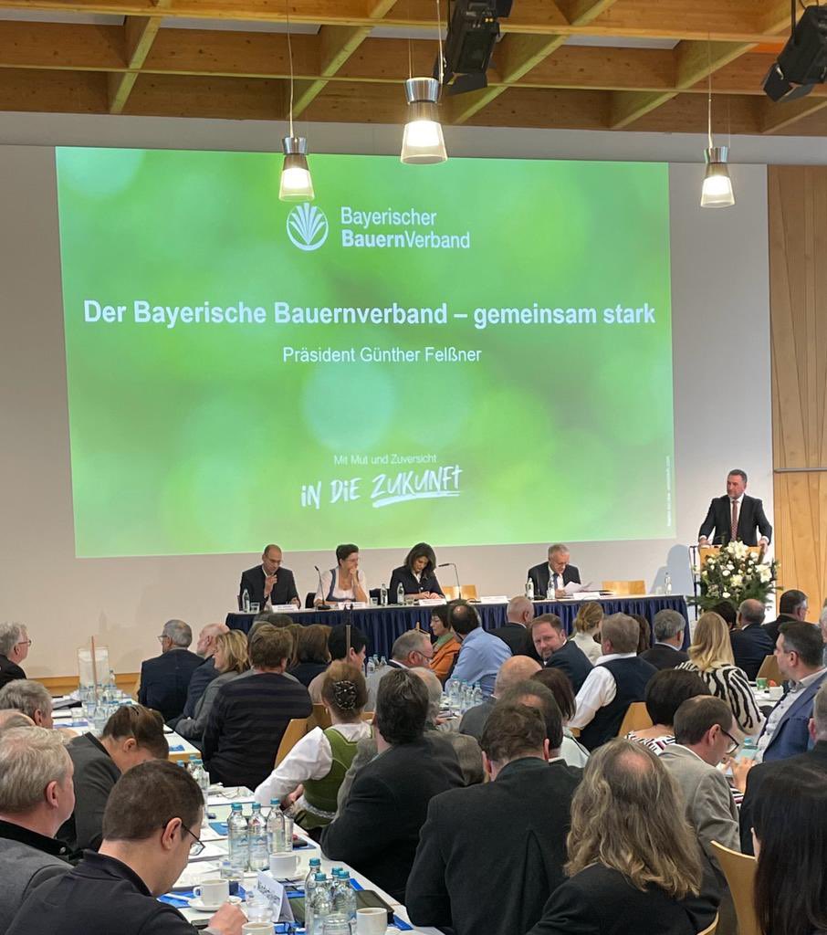 PresseBBV's tweet photo. Während Vertreter aus aller Herren Länder nach Dubai zu zu #COP28UAE nach Dubai fliegen, sind @BayernsBauern weiter: „Unser  Angebot: Wir können künftig nicht nur für Lebensmittel, sondern auch für umweltfreundliche Energie &amp; echte, funktionierende Bioökonomie sorgen!“ https://t.co/ahm8qqS7MJ