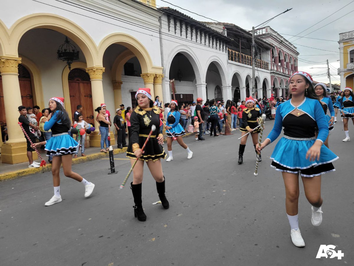 #Nicaragua 🇳🇮 | Con un grandioso festival de pastorela, la población estudiantil de la ciudad de #Granada realizó cierre del Ciclo Escolar 2023. El festival, que contó con la participación de estudiantes de todas las edades estuvo llena de color, música y alegría.🇳🇮👦🏻👧🏻🎁🎅🏻🎄🦌🛷