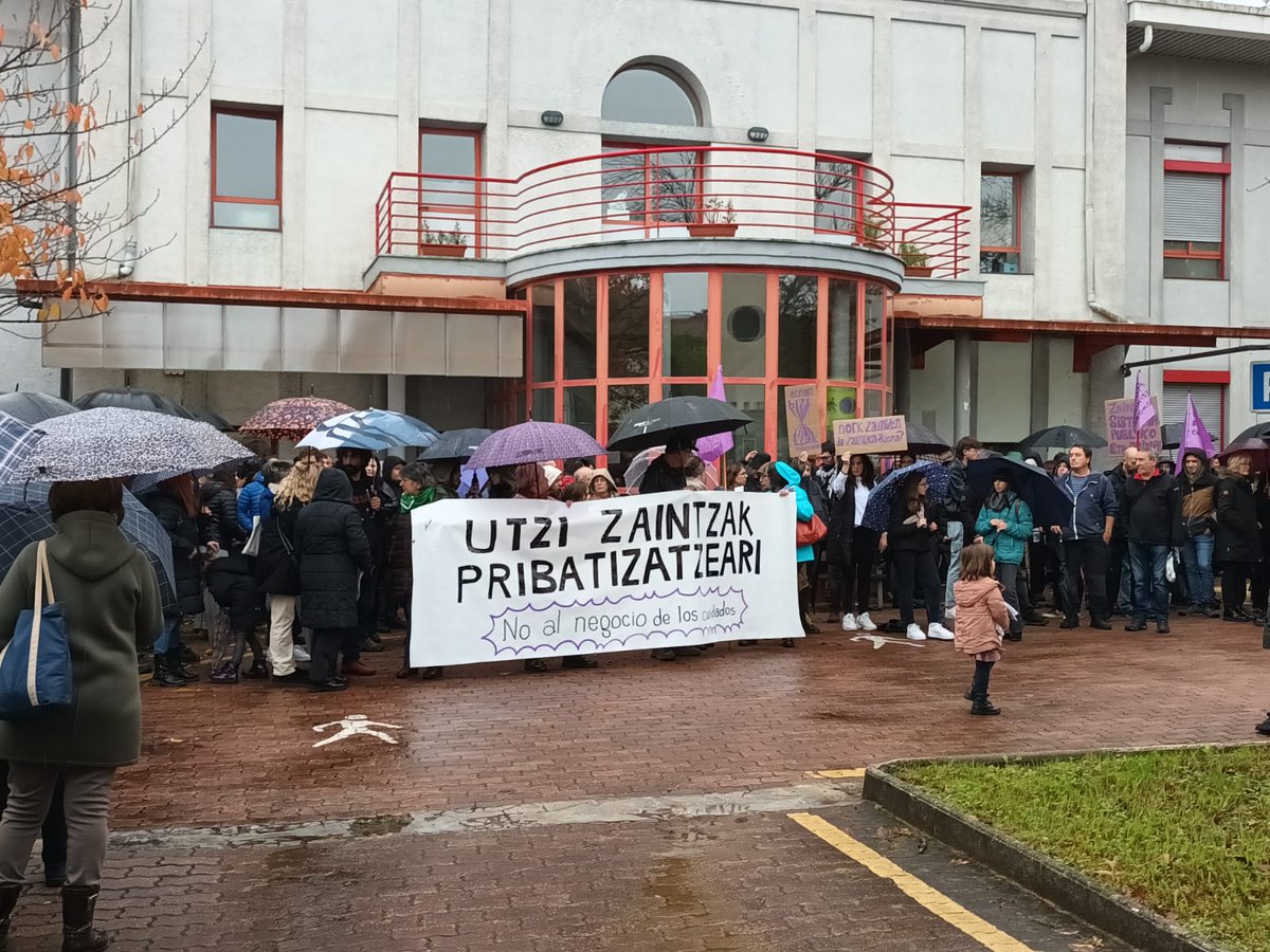 💪Goizeko greba feminista orokorraren mobilizazioen uneak gure herri eta hiriburuetan. 

Euri zaparradak ere ez gaitu gelditu. 

Algunos momentos de las movilizaciones matinales de la huelga general feminista. 

#A30GrebaFeministaOrokorra