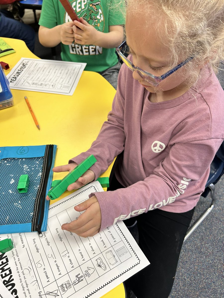 SullivansStars's tweet photo. 💙🐻🐾 Learning to measure and compare objects! #bearshine https://t.co/0PVIEtf6bZ