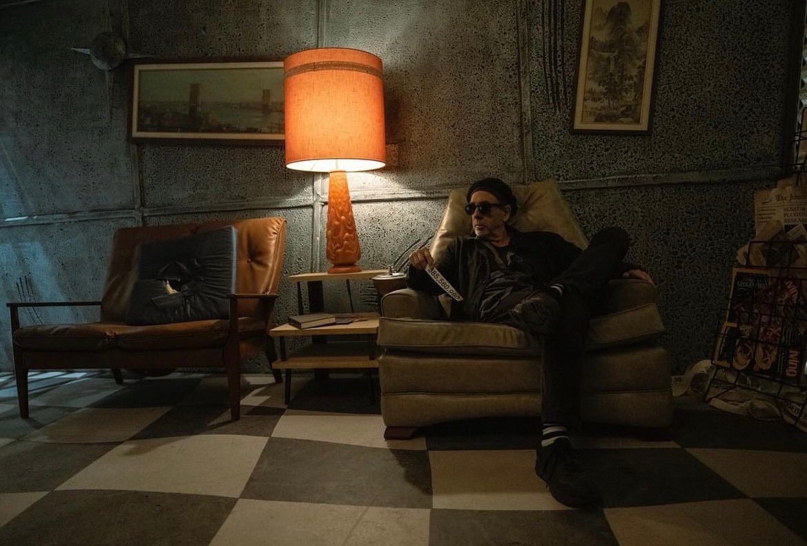 🌀 Le tournage de Beetlejuice 2 est officiellement terminé. Cela a été annoncé par Tim Burton lui-même via cette photo.

Le film mettra en scène Winona Ryder et Jenna Ortega, aux côtés de Michael Keaton.