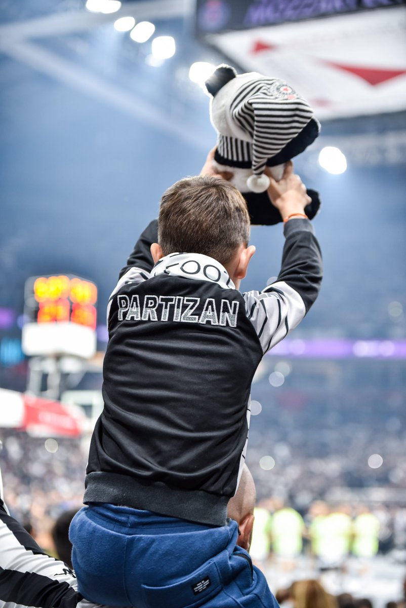 PartizanNet's tweet photo. Јер душа и тело, и све је црно-бело… ⚫️⚪️
Учите децу да воле Партизан! Видимо се вечерас у Арени 🙏
#partizan #kkpartizan #bcpartizan #grobari #euroleague #crnobelebebe #detepartizana #decapartizana https://t.co/q1pYGmQIF8