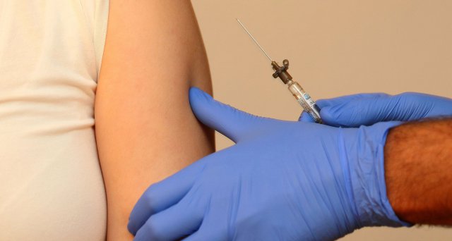 Dt_Aerzteblatt's tweet photo. Atemwegserkrankungen: Krankenhäuser rufen zu Corona- und Grippeimpfungen auf: Berlin – Angesichts der zunehmenden Zahl von Atemwegserkrankungen hat die Deutsche Krankenhausgesellschaft (DKG) an die Bevölkerung appelliert, sich… https://t.co/DIHaFzfDYj #COVID19 #Impfen https://t.co/jqOOPeWJfX