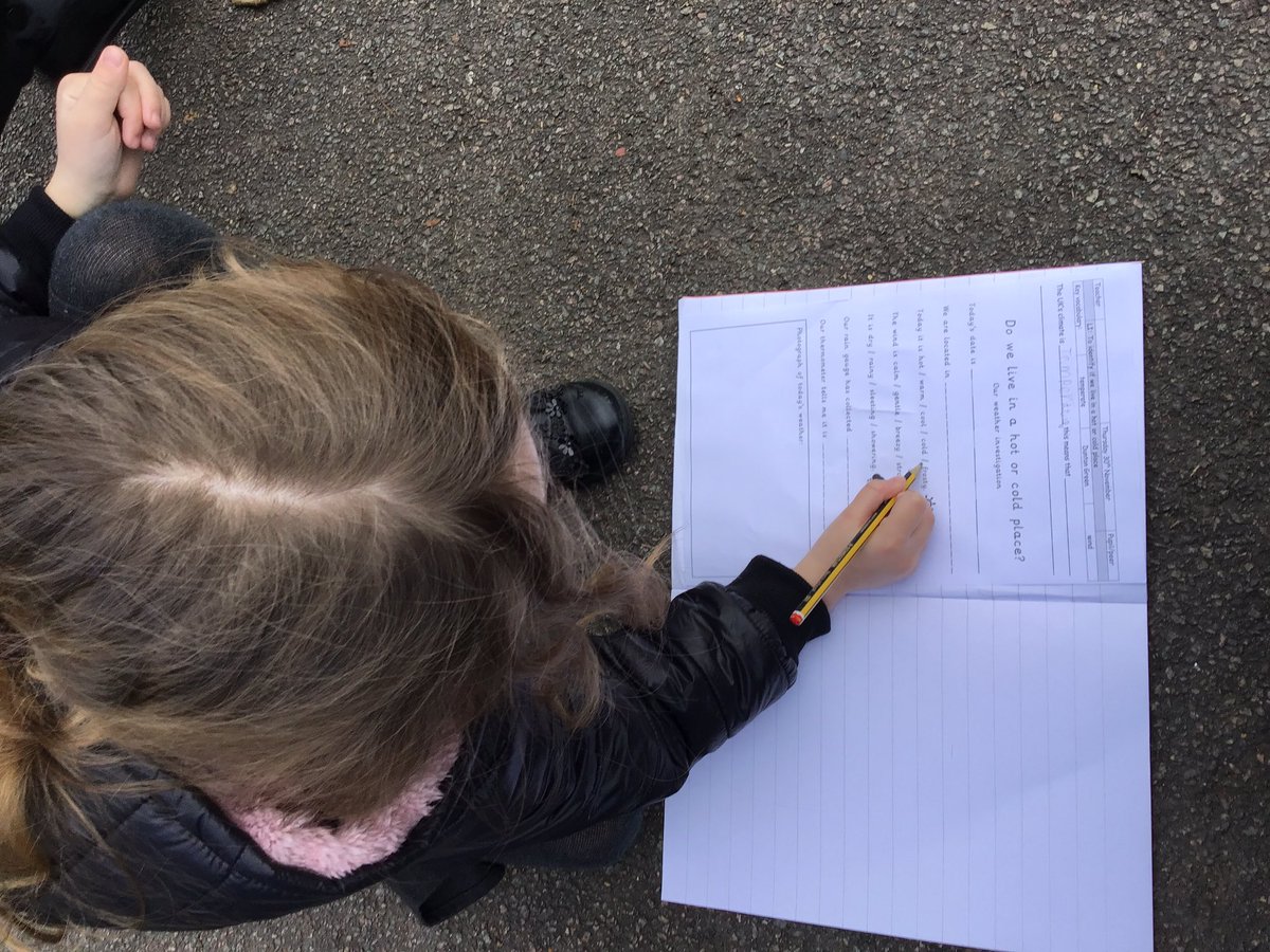 DGprimaryschool's tweet photo. Year 2 have been exploring the climate in the UK on a very frosty day! https://t.co/tDfTHMOBaV