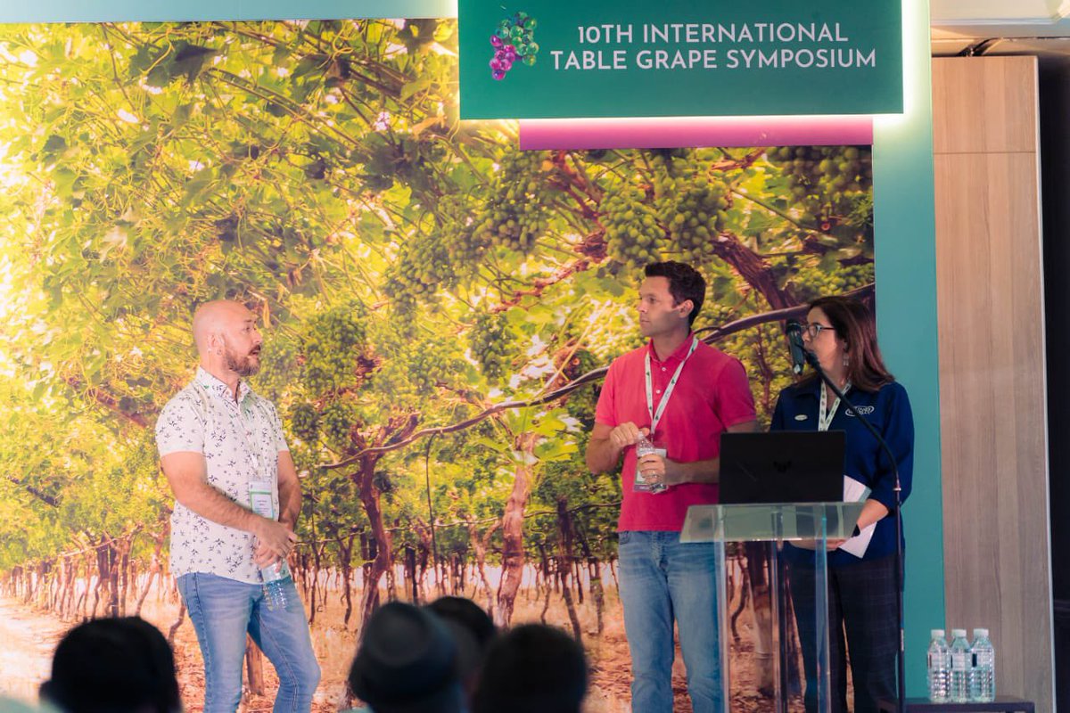 jtmatus's tweet photo. Looks like a TED talk but is actually the #10ITGS 😜. thanks @SViticulture for allowing us to showcase @Grapediaportal to the table grape industry #godata #grapedia https://t.co/1JMfMfQe68