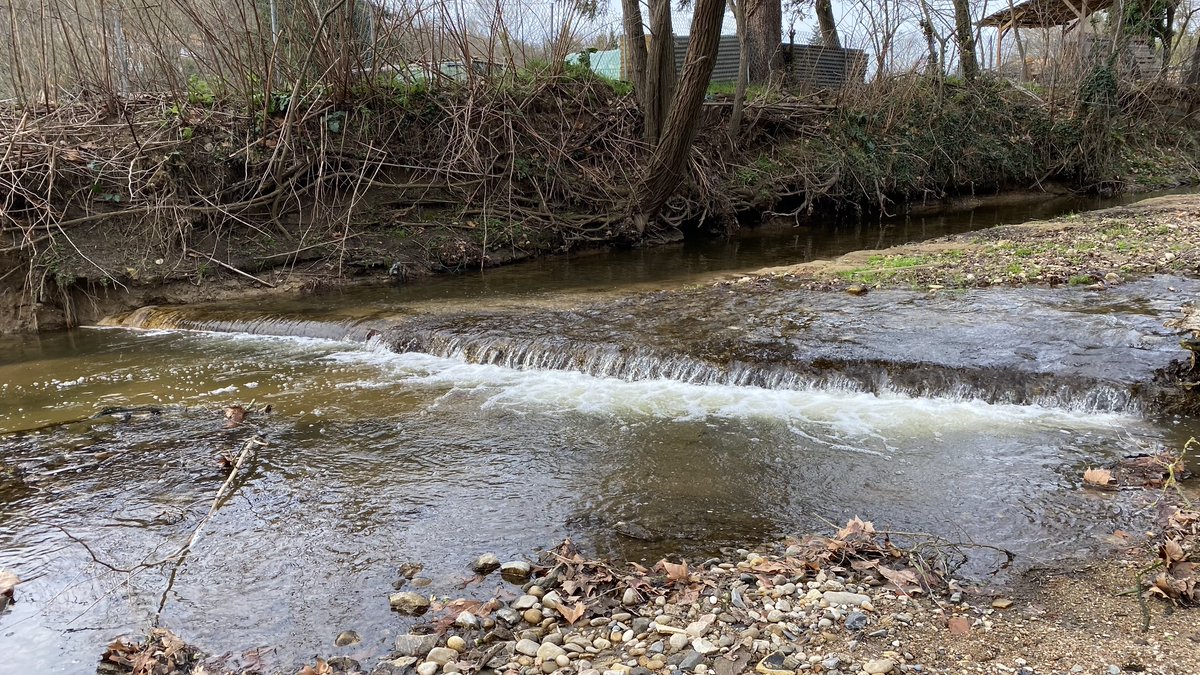 Réparation près du seuil de Taffignon - Afin d’éviter tout risque de rupture de la canalisation (pouvant entrainer une pollution importante) le Sagyrc est intervenu avant la reprise des pluies, pour la protéger avec des enrochements. #sagyrc #bassinyzeron #renovation #yzeron