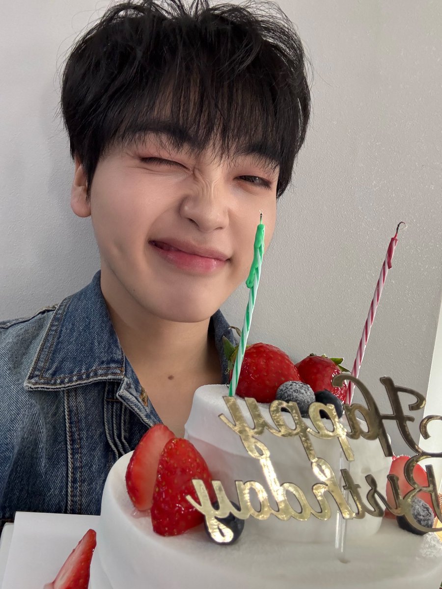 모두 축하해줘서 고마워요❤
다들 감기 조심하구 남은 23년 화이팅!!!
모두들 동글해⚪⚪⚪
#크래비티 #형준
#HAPPYHYEONGJUNDAY
#형준이의_동글한_탄생일