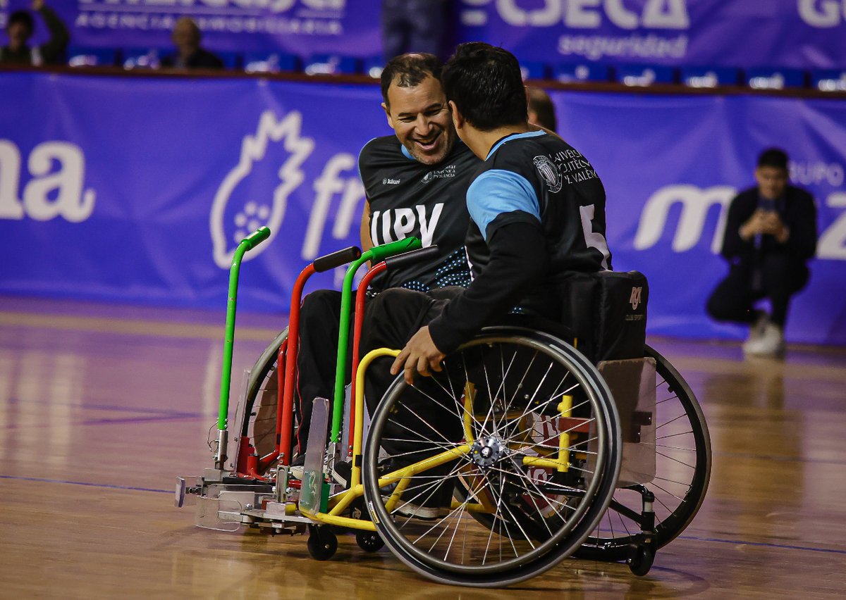 En el descanso, el club de <a href="/FutbolEnSilla/">A-ball, Fútbol en silla</a> ⚽ de la <a href="/UPVdeportes/">Área de Deportes UPV</a> hizo una exhibición 🔝

Mil gracias por la visita 👏🏼

➕ sobre A-Ball 📲 a-ballsport.com

#Açòjacrema 🔥