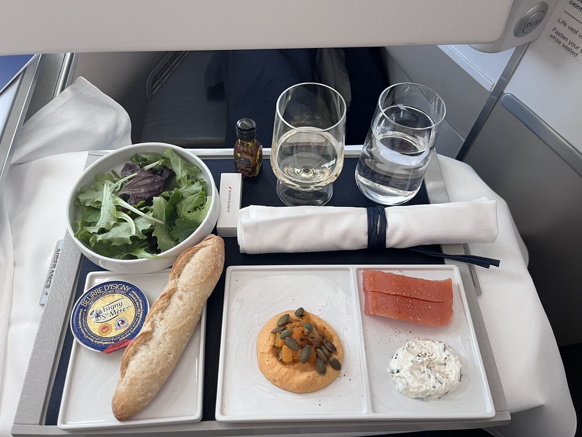 PBARGIBANT's tweet photo. A lire sur @flight_report cette excellente
prestation @AFnewsroom @AirFranceFR de ce vol sur dreamliner #boeing789 en Business class depuis @ParisAeroport
#Tanzanie  🇹🇿 #restauration @AnneSophiePic satisfaisante,équipage très professionnel #travel #avgeek https://t.co/uGguDvGuX9 https://t.co/ZrMif9ivrX