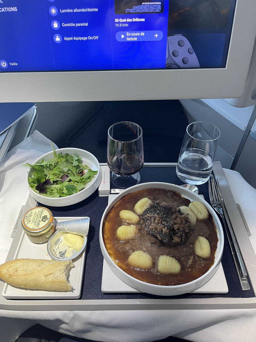 PBARGIBANT's tweet photo. A lire sur @flight_report cette excellente
prestation @AFnewsroom @AirFranceFR de ce vol sur dreamliner #boeing789 en Business class depuis @ParisAeroport
#Tanzanie  🇹🇿 #restauration @AnneSophiePic satisfaisante,équipage très professionnel #travel #avgeek https://t.co/uGguDvGuX9 https://t.co/ZrMif9ivrX