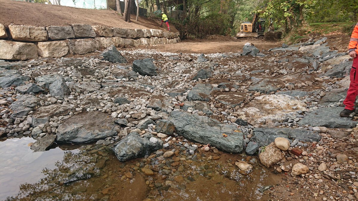 Réparation près du seuil de Taffignon - Une petite rampe a également été réalisée pour supprimer la chute qui faisait obstacle à la circulation des poissons. Les travaux ont aussi permis de supprimer la renouée du japon sur les berges qui seront replantées cet hiver.