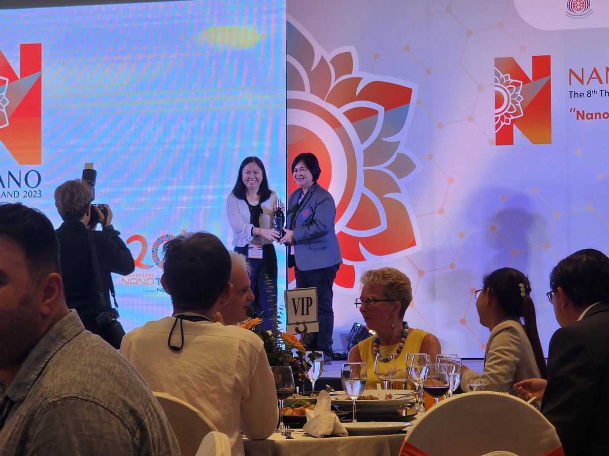 Kia_TRTK's tweet photo. The best award to give during a conference is a free bottle of wine. Our session was one of the lucky winners.

Cheers to Nanotechnology! 🍷

What is the chance that my colleague has a wine opener on him like he knew we would need it. 😂 https://t.co/xLozseLQud
