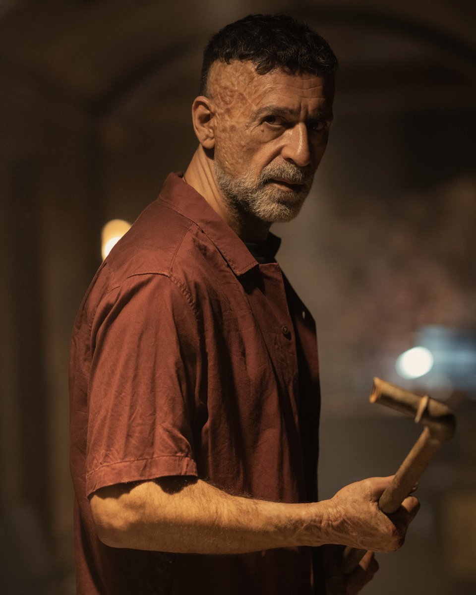 PrimeVideoES's tweet photo. Se acerca el momento de abrir un nuevo capítulo. Uno del que no podrás escapar. #ReinaRoja, basada en la novela de @juangomezjurado, disponible el 29 de febrero de 2024, en Prime Video España. https://t.co/Mvok0o86OB