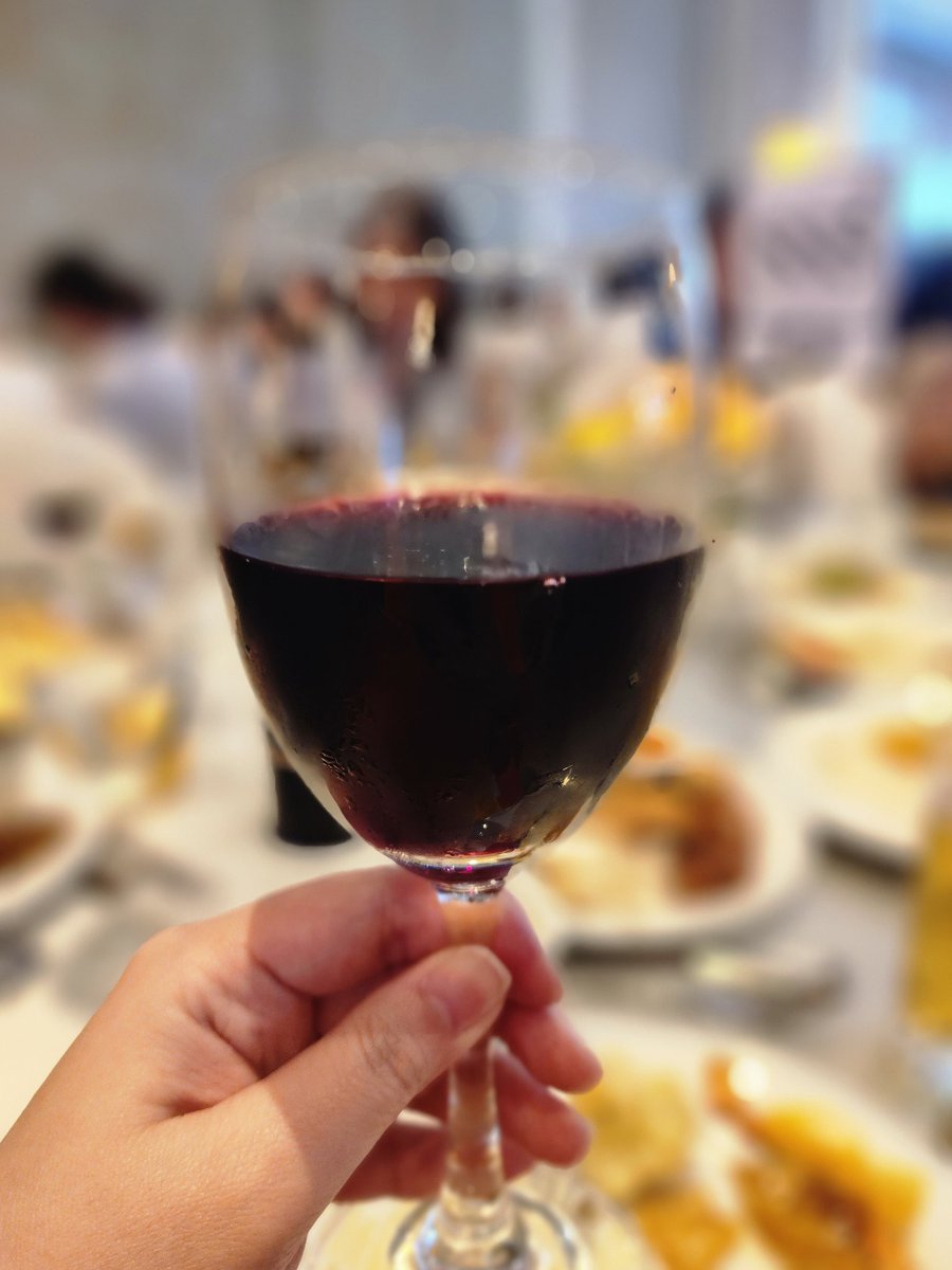Kia_TRTK's tweet photo. The best award to give during a conference is a free bottle of wine. Our session was one of the lucky winners.

Cheers to Nanotechnology! 🍷

What is the chance that my colleague has a wine opener on him like he knew we would need it. 😂 https://t.co/xLozseLQud