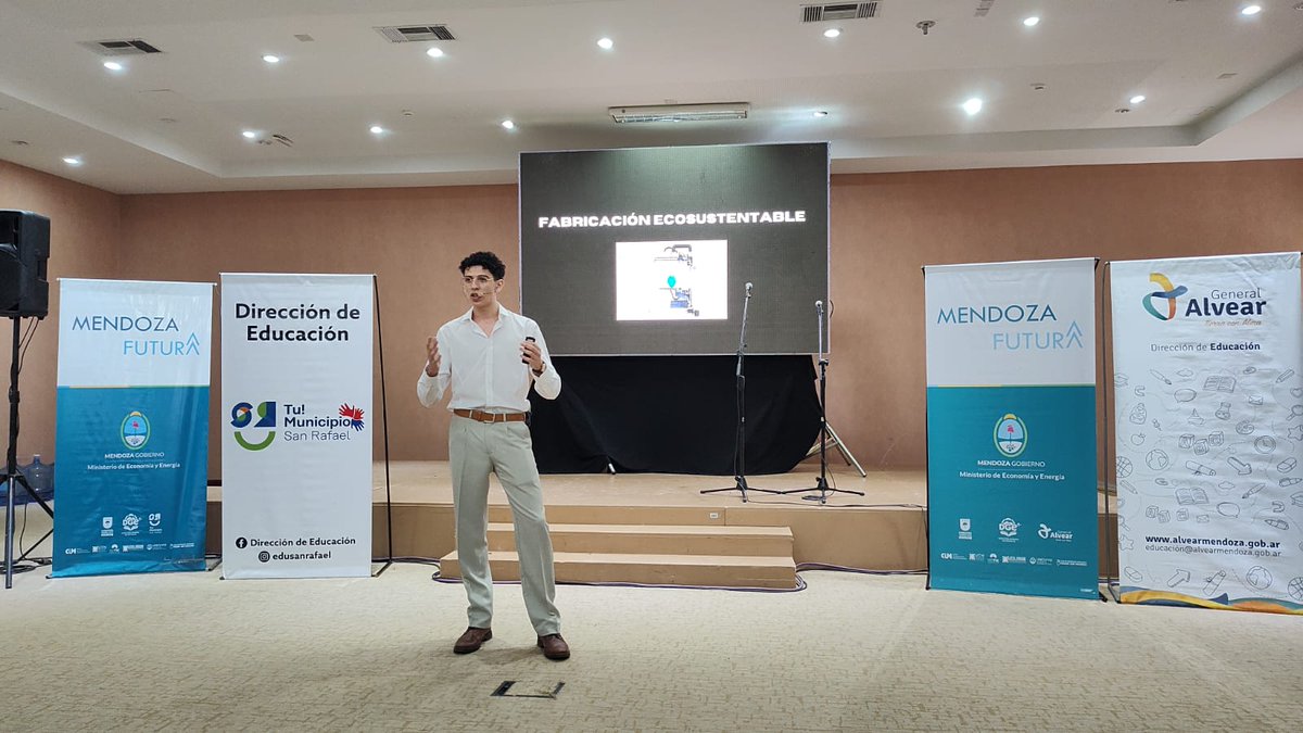 ProduccionMza's tweet photo. #Gestión #Mendoza  
Estamos en el cierre de ciclo de #MendozaFutura en Zona Sur, donde se exponen más de 20 proyectos y en breve entregaremos sus certificados a los participantes del programa ¡Muchas gracias por sumarse! https://t.co/YmmEjwEDNh