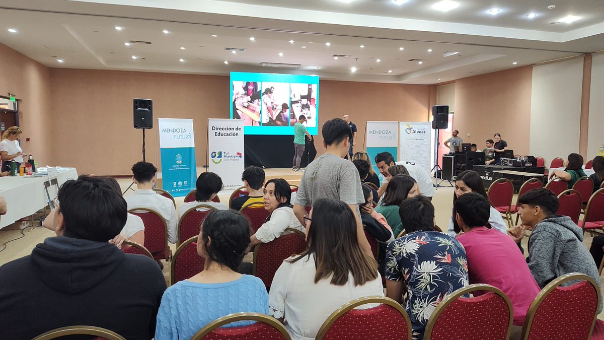 ProduccionMza's tweet photo. #Gestión #Mendoza  
Estamos en el cierre de ciclo de #MendozaFutura en Zona Sur, donde se exponen más de 20 proyectos y en breve entregaremos sus certificados a los participantes del programa ¡Muchas gracias por sumarse! https://t.co/YmmEjwEDNh