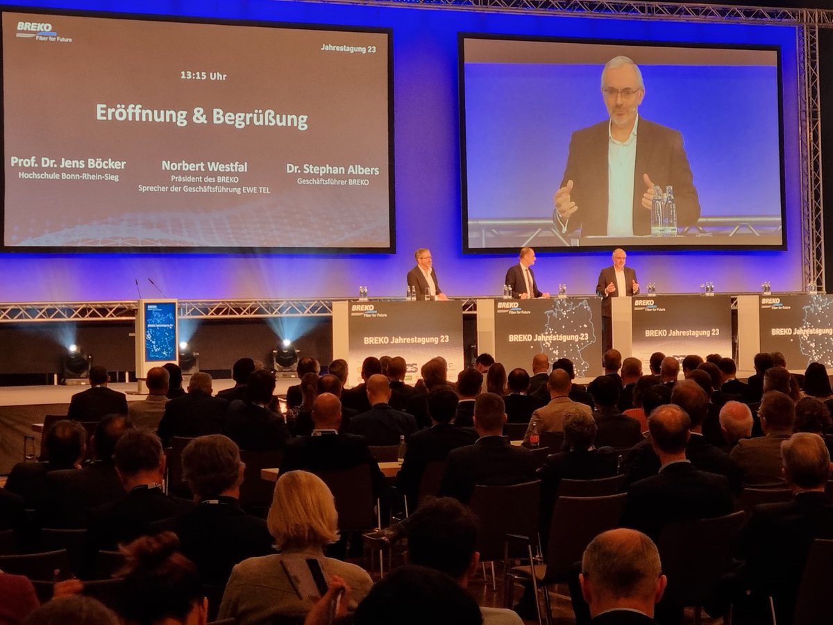 BREKOverband's tweet photo. „Die Ausbaugeschwindigkeit ist in diesem Jahr so hoch wie nie zuvor und die Branche hat mehr denn je in den Netzausbau investiert,“ – BREKO-Präsident Norbert Westfal bei der Eröffnung der #BREKOjahrestagung 2023 vor rund 700 Gästen in #Berlin.
#Glasfaserausbau #Digitalpolitik https://t.co/WWKz7Paaai