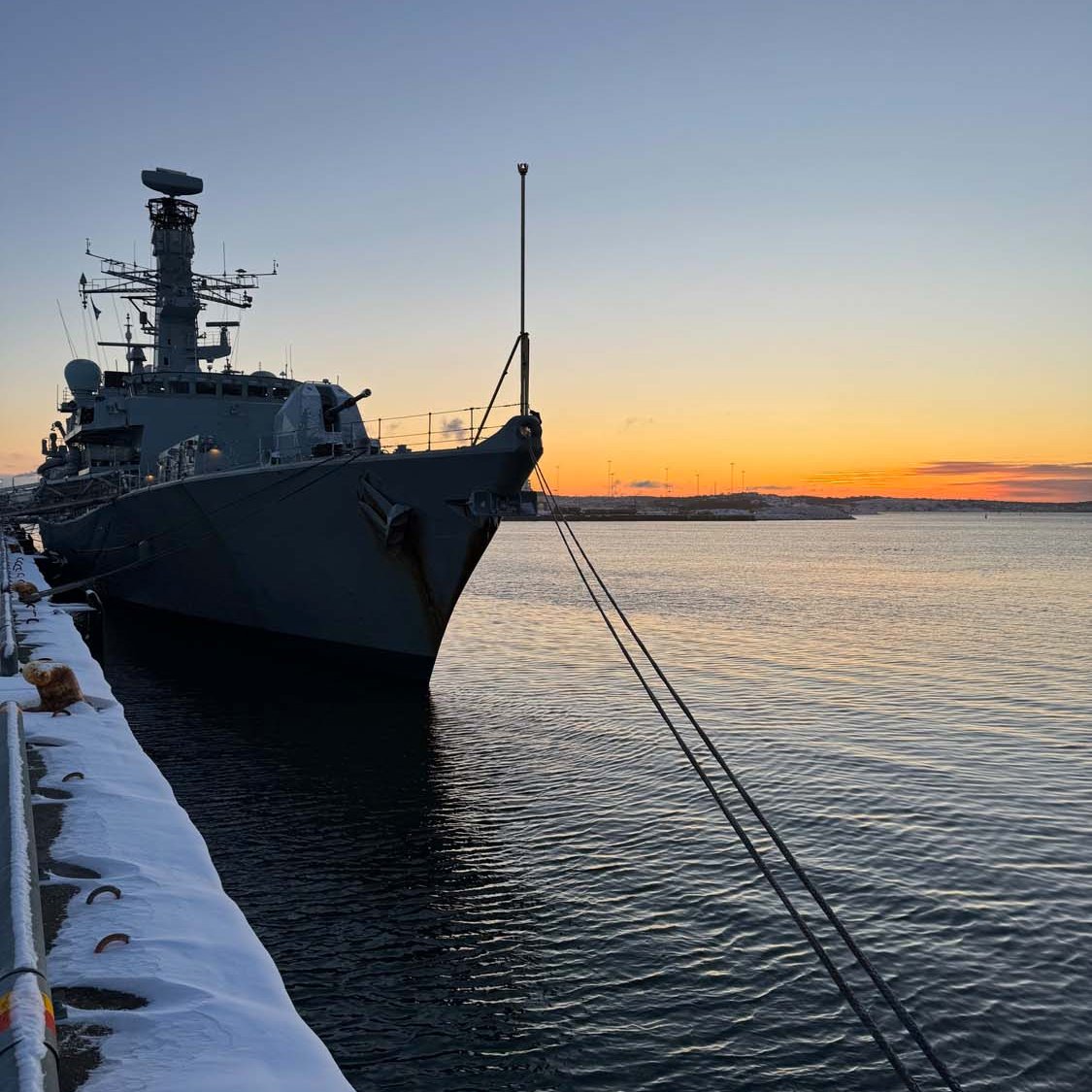 Frigate @HMS_Richmond is in #Sweden as she heads to the Baltic to support #JointExpeditionaryForce ops. She will soon form part of a task group alongside six other #RoyalNavy ships to patrol an area from the English Channel to the Baltic. #JEFTogether
🔗royalnavy.mod.uk/news-and-lates…