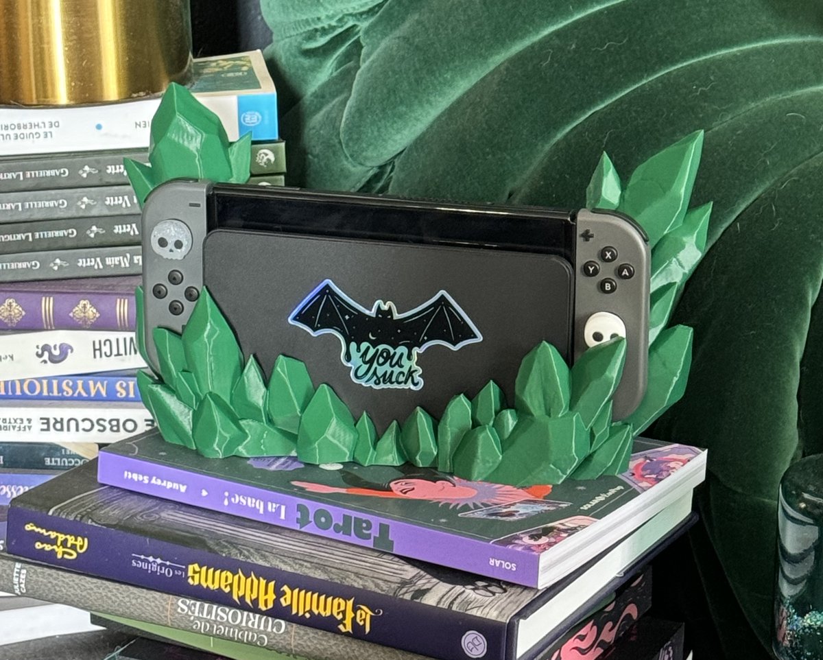 Idée cadeau cool pour les gens qui ont une Switch ! 
Le socle : rstyle.me/+UyVqnTmpPII_c…
Les boutons : rstyle.me/+LGBGuZRAHyhcl…

/Collaboration commerciale : c'est acheté avec mes deniers mais je vous propose des liens affiliés Etsy/