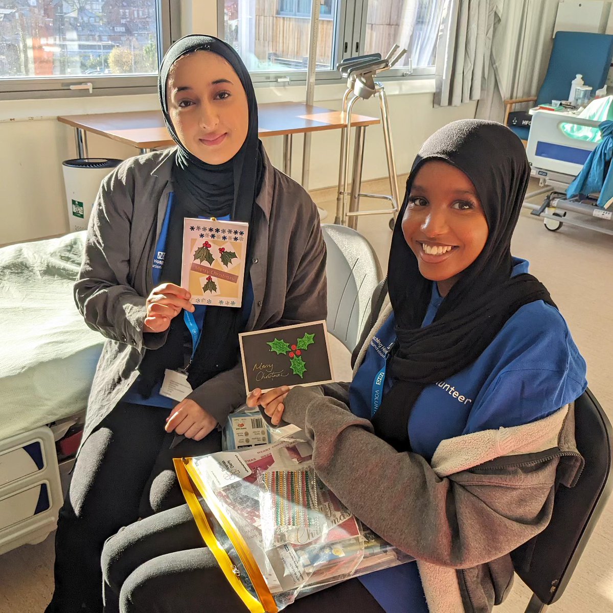 ArtsSth's tweet photo. Our lovely ward activities volunteers kicked off the festivities with Christmas card making and games on the wards yesterday! @SheffieldHosp🎨 

We have more festive activities to look forward to in December, all thanks to the generosity of @SHCFundraising 
- thank you!🎁🎄🩵 https://t.co/GtUxxv593o