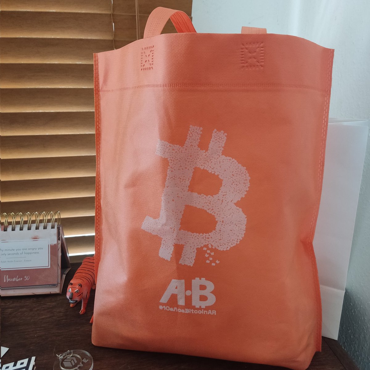 Lunaticanto's tweet image. GM!! @soylaloreto me trajo regalitos de #LABITCONF 😏

¿Hacemos unboxing?