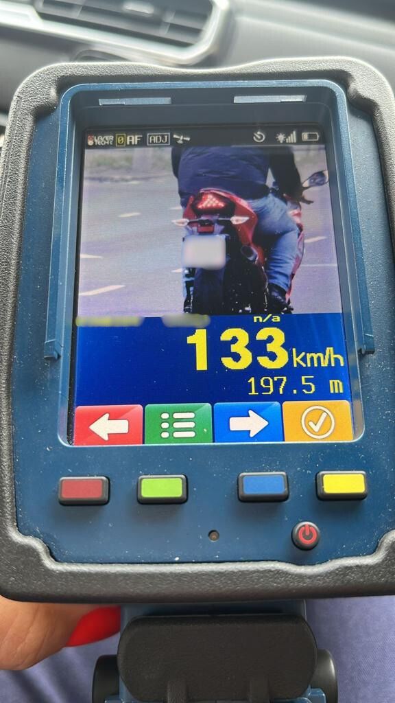 EPTC_POA's tweet image. 11h40 - Atenção⚠️ 

A #EPTC registra flagrante de irresponsabilidade a 133 km/h na av. Assis Brasil, 6215, às 8h30, nesta quinta-feira, 30. 

Atenção motorista! Tenha consciência e respeite a vida no trânsito mesmo sem a necessidade do radar. #FaçaSuaParte #EPTCéEducação.