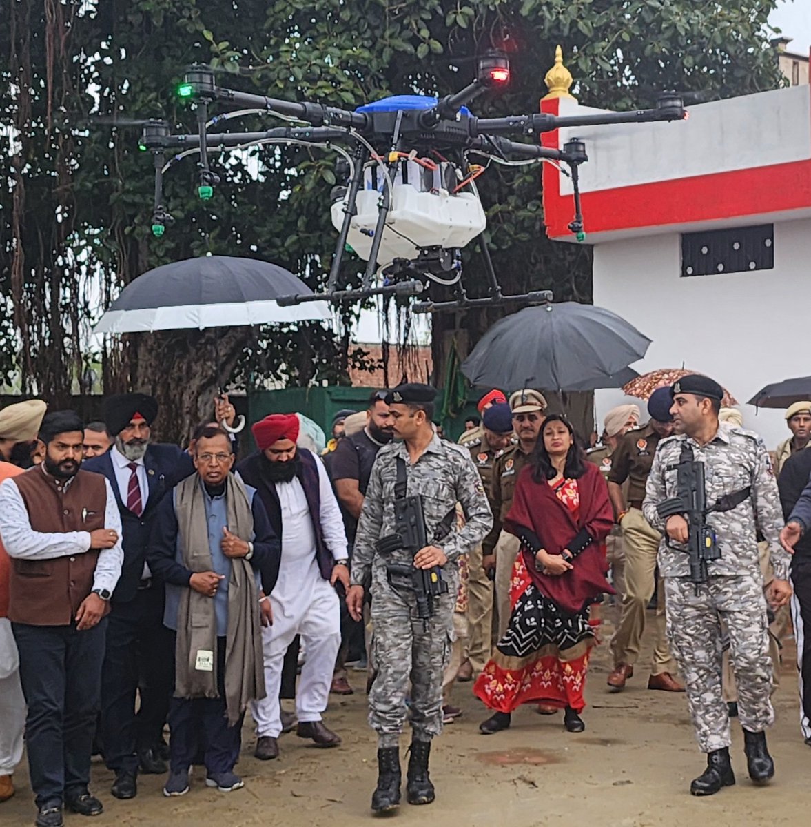CBCJalandhar's tweet photo. Hon'ble MoS #Commerce #Industry @SomParkashBJP monitored #Drone for #Agri use under #DroneDidi scheme to strengthen #Women #SelfHelpGroups, during #ViksitBharatSankalpYatra @ Vill. #Ajram #Hoshiarpur #Punjab.
@NFL_Kisan @PMOIndia #WomenEmpowerment
Info👇
https://t.co/Mkj3NrYmXP https://t.co/kt8tJ5sVH5