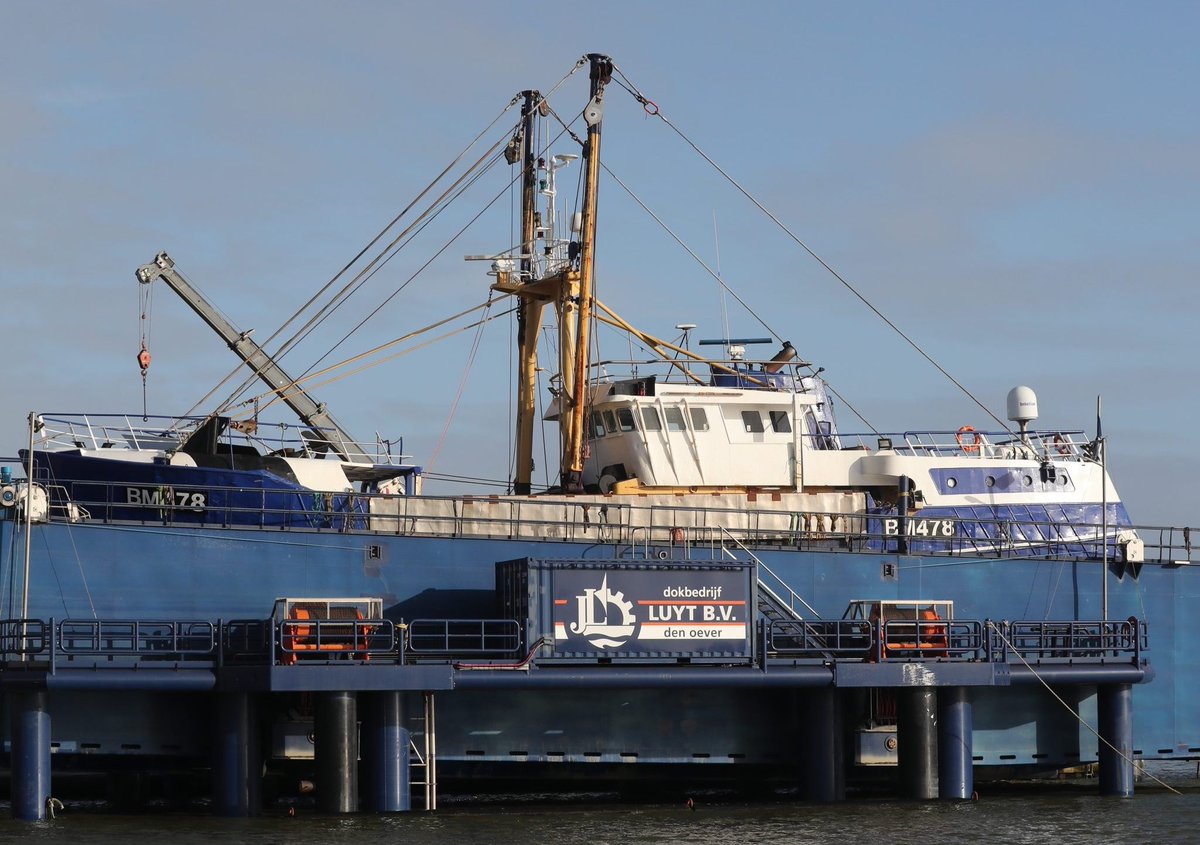 LuytGroep's tweet photo. BM-478 hier nog fier in ons dok #LUYT. Maar ondertussen is de Britse📷 #scalloper 'Danielle' BM-478 gisteravond -tussen de sneeuwbuien door- vertrokken naar zee vanuit #DenOever, na afronding #lieronderhoud, #refitwerk & #dokbeurt voor 5-jaarlijkse #MCA #inspectie
📷: Bram Pronk https://t.co/JEBGOVkia8