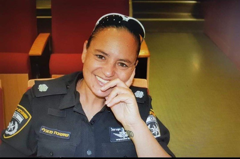 yaelbt's tweet photo. This is Officer Mali. On 10/7 she & her team fought terrorists for hours from the roof of the Sderot police station.

When Hamas threw a grenade, she threw it back - killing two. 

When the officers ran low on ammo, they took it off the dead terrorists.

Fellow officers were killed around her & she was shot in the hand but kept fighting. “Tell my son I love him”, she said on the radio. 

When Hamas made it to the roof, she survived by playing dead among the bodies of her friends.