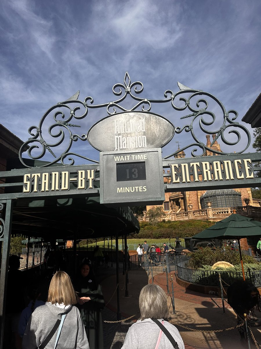 ItsUncleMikeBee's tweet photo. Still a 13 minute βwaitβ to meet #Hatbox #MagicKingdom https://t.co/YCg0IC3MvW