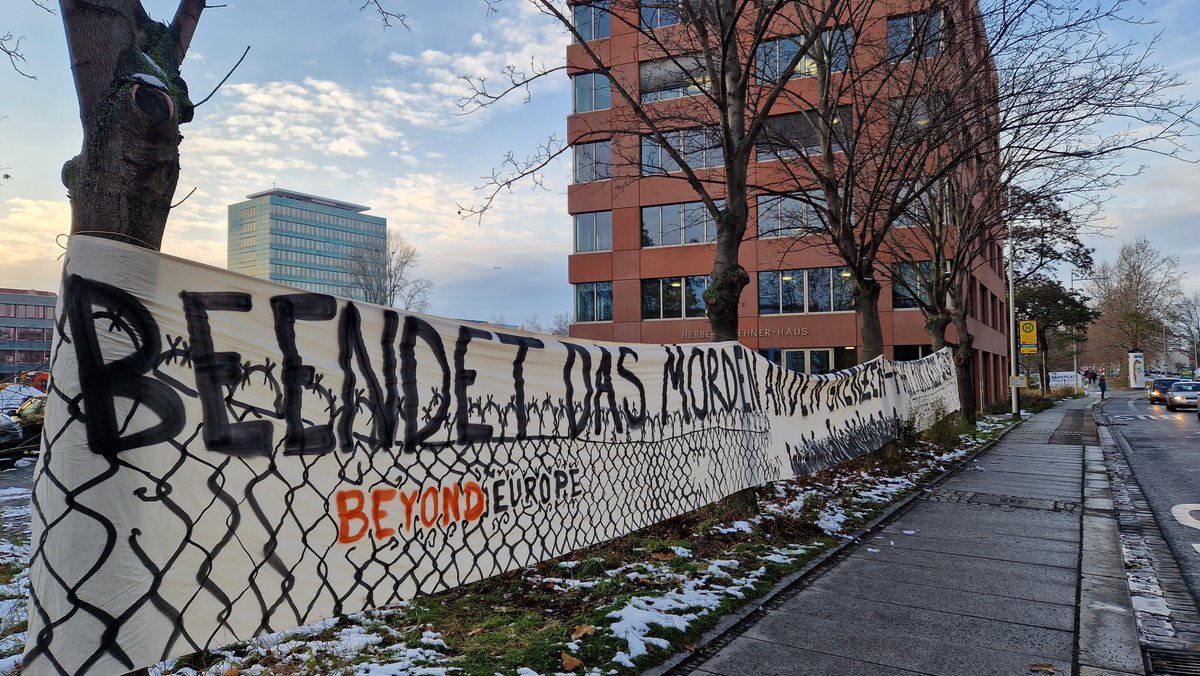 vuecritique's tweet photo. Die "Gruppe gegen Asylrechtsverletzungen" besetzt derzeit symbolisch die SPD-Zentrale in #Dresden, um sich für eine menschenwürdige Asylpolitik einzusetzen. Aktuell ca. 30 Personen bei einer Spontankundgebung vor Ort.
#dd3011 https://t.co/RJPei3IJUb