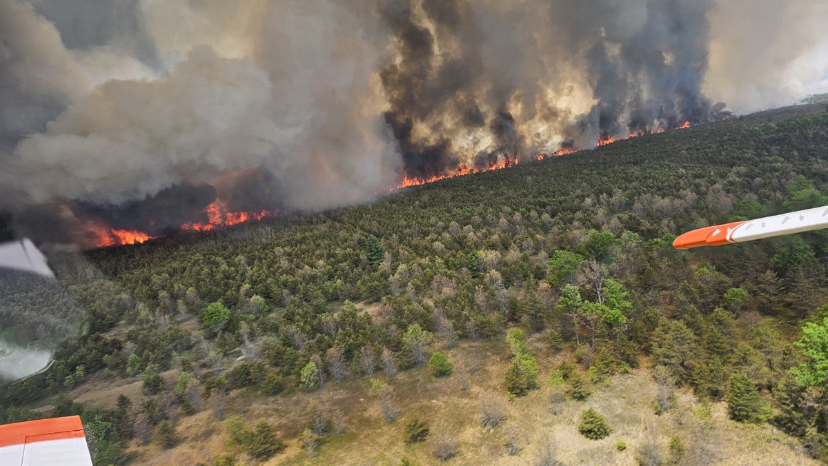 DauntlessAir's tweet photo. #TBT to this season’s Grayling Fire in #Michigan. It was a bad blaze, but great teamwork between the Type 1 helicopter, Dauntless Fire Bosses, other air support, ground crews and Michigan officials helped ensure containment and no loss of life. #aerialfire https://t.co/VEtqnVKRyO