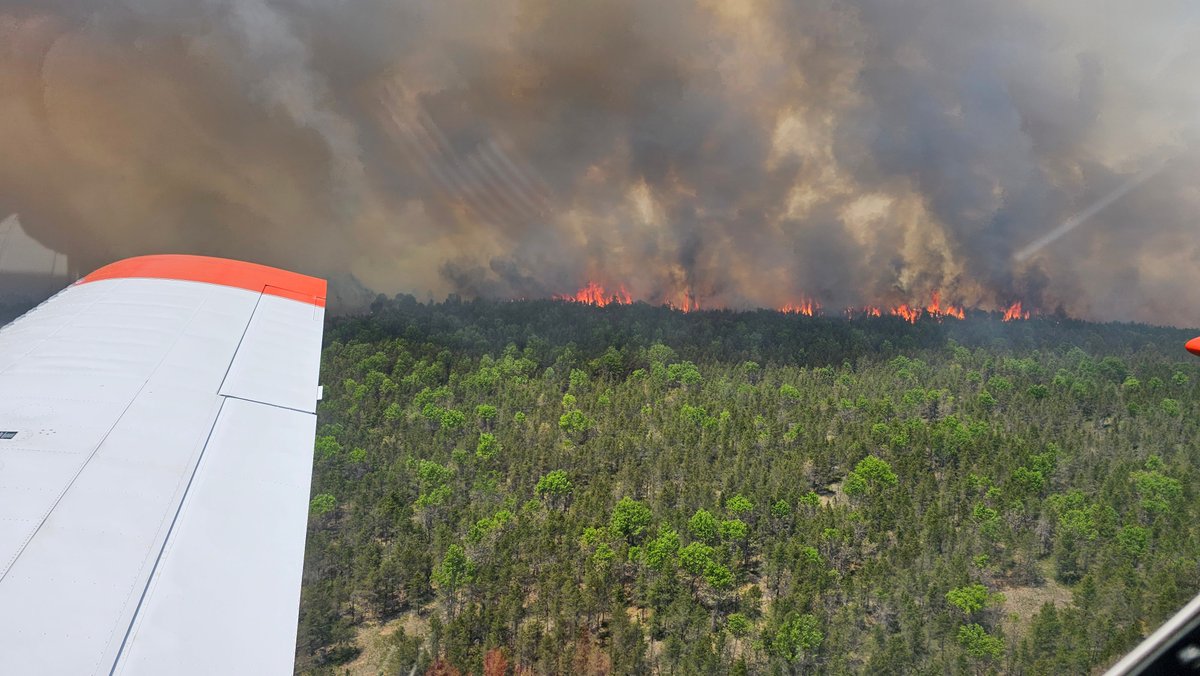 DauntlessAir's tweet photo. #TBT to this season’s Grayling Fire in #Michigan. It was a bad blaze, but great teamwork between the Type 1 helicopter, Dauntless Fire Bosses, other air support, ground crews and Michigan officials helped ensure containment and no loss of life. #aerialfire https://t.co/VEtqnVKRyO
