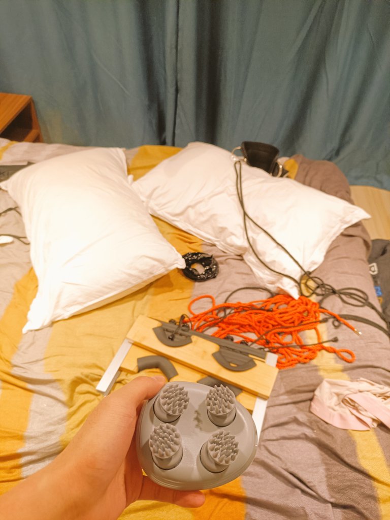 Unticklable's tweet photo. 【精瘦弟弟的款待 P3】
是你们喜闻乐见的嘴贱抖e被t崩溃的片段了🥵
头皮按摩器太恐怖了，之前从未意识到它的威力，直到er把它绑在我脚上后，我的崩溃实在是难以言喻……
ps: 有4段待解锁彩蛋
1是木乃伊篇(转发100解锁)
2是语言调教篇(转发200解锁)
3是刷子篇(转发500解锁)
4是按摩器换脚篇(转发1k解锁) https://t.co/yLhx96QQ8L