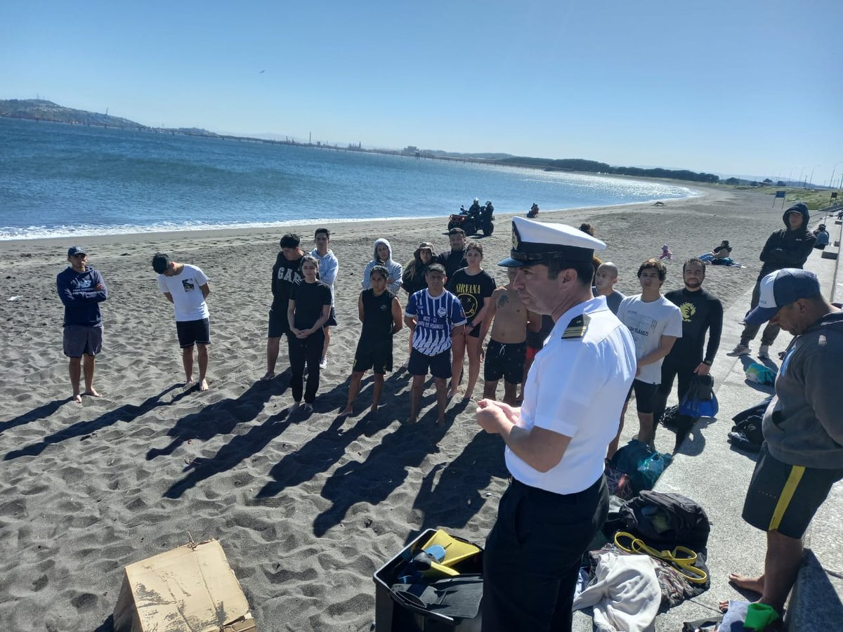 capuertovic's tweet photo. En playa #Lenga de Hualpén la @capuertovic realizó la examinación práctica a postulantes para obtener licencia de Salvavidas para desempeñarse en playas durante la próxima temporada estival. El Salvavidas es fundamental para la seguridad de las personas en playas.
@DGTM_Chile https://t.co/jlY6j4XaK3